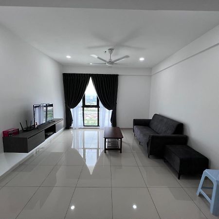Отель Menara Sentral At Juru Sentral Букит-Мертаджам Экстерьер фото